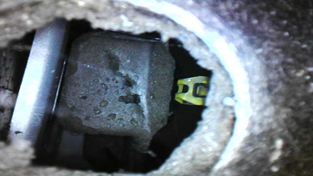 Looking into the cut hole showing one bulk head.jpg