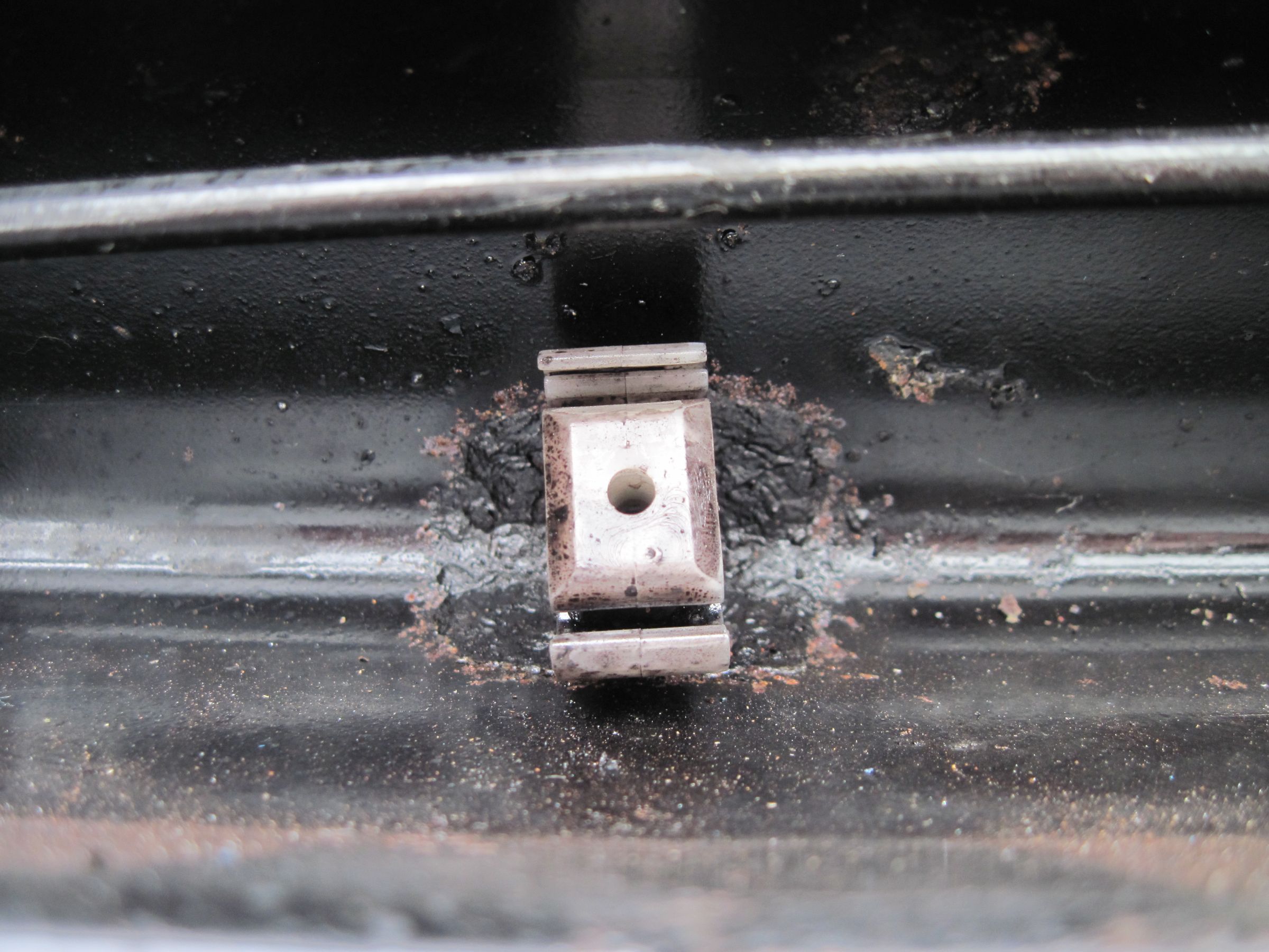 Rear Axle brake pipe securing clip.JPG